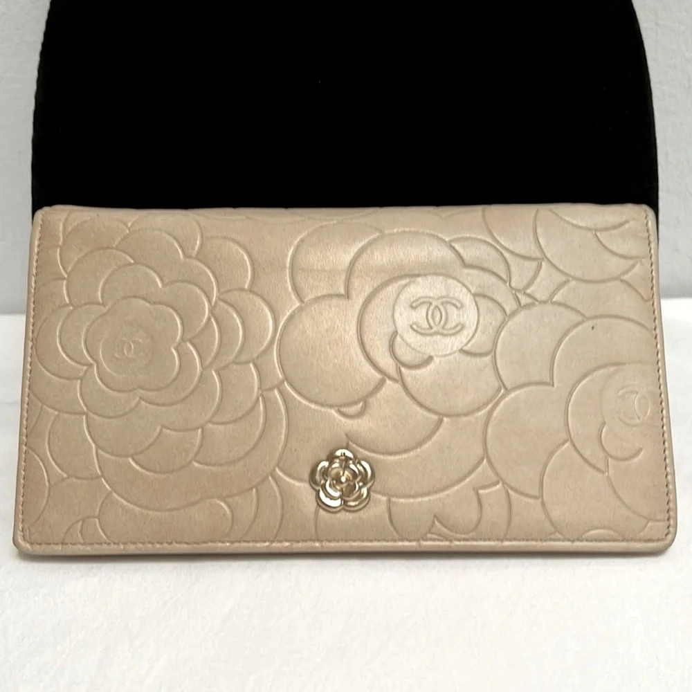 Chanel Camelia Yen Billfold Wallet